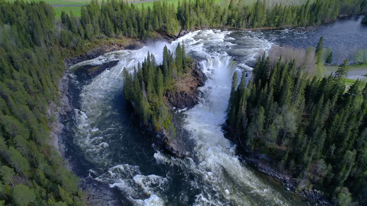 Ristafallet vandfald i den vestlige del af Jämtland er opført som en af de smukkeste vandfald i Sverige.