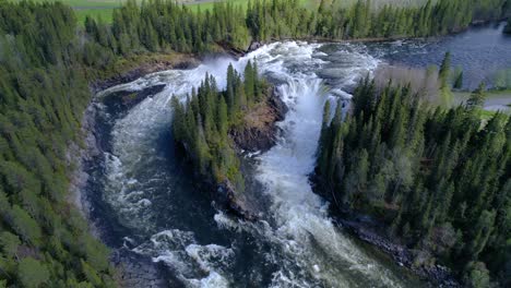 la cascada de ristafallet en la parte occidental de jamtland está catalogada como una de las cascadas más hermosas de suecia.