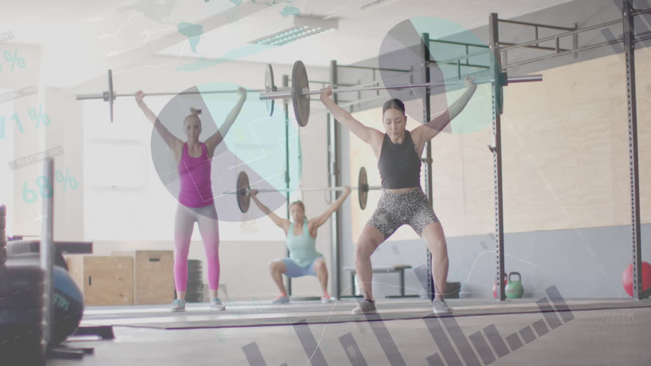 체육관에서 바벨로 웨이트 트레이닝을 하는 백인 여성에 대한 인터페이스 처리 데이터의 애니메이션