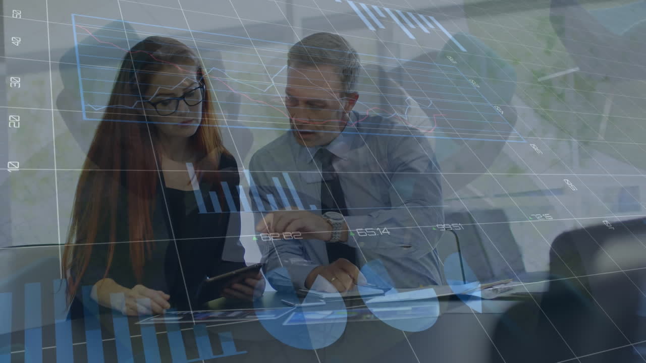 estadísticas de animación y procesamiento de datos financieros sobre empresarios caucásicos que usan tablets