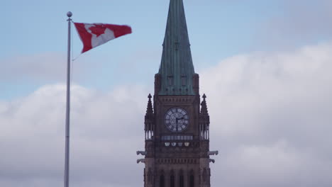 Torre-De-La-Paz-Colina-Del-Parlamento-Ottawa-Canadá-Bandera-En-Cámara-Lenta