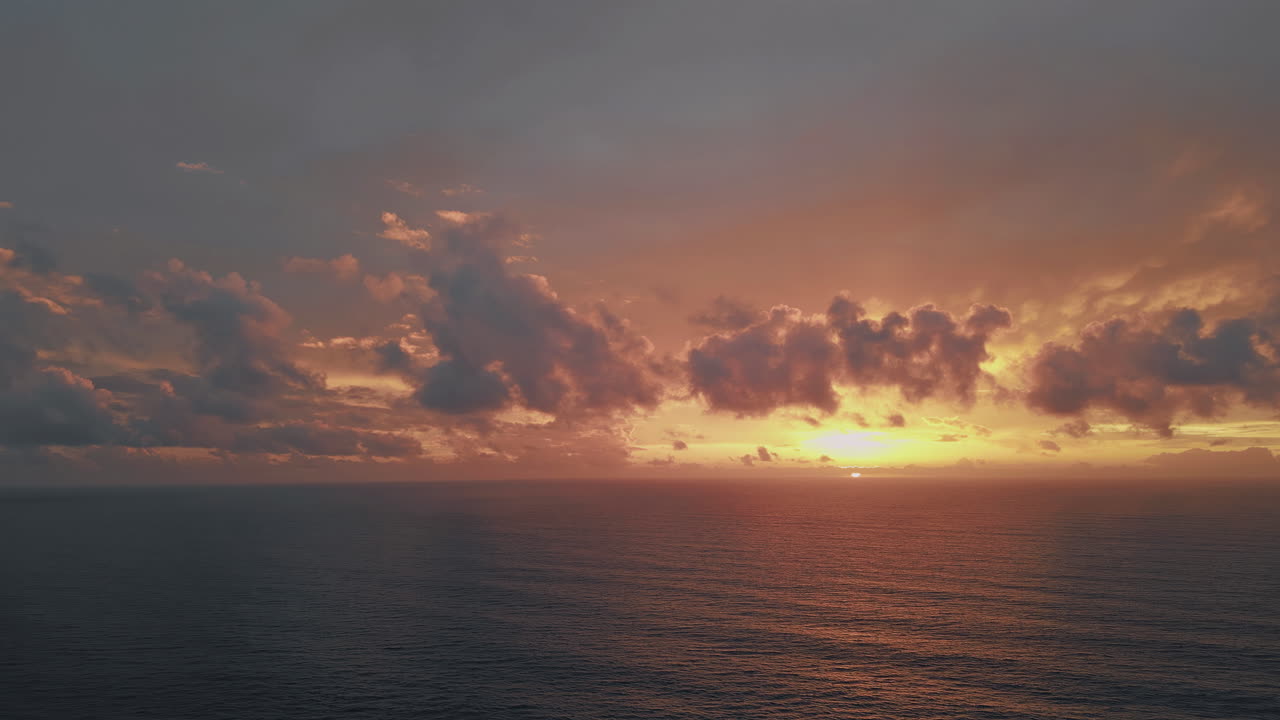 바다 위에 해가 지는 것