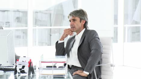 dos hombres de negocios enojados teniendo una charla