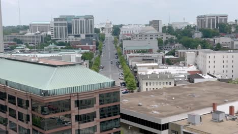 Montgomery,-Alabama-Skyline-Und-Alabama-State-Capitol-Building-Parallaxenansicht-Mit-Drohnenvideo-Beim-Einzug