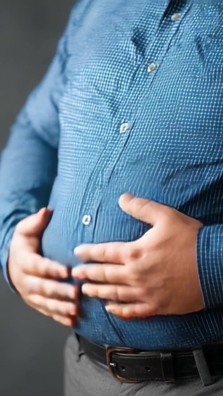 Uno Sguardo Ravvicinato alla Sezione Mediana di un Uomo: Esplorando le Cause e le Preoccupazioni della Distensione Addominale nella Vita Quotidiana