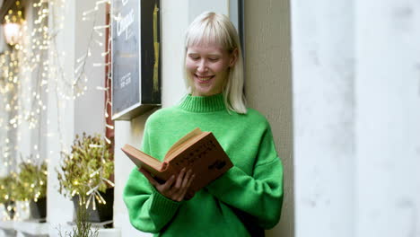 mujer leyendo libro