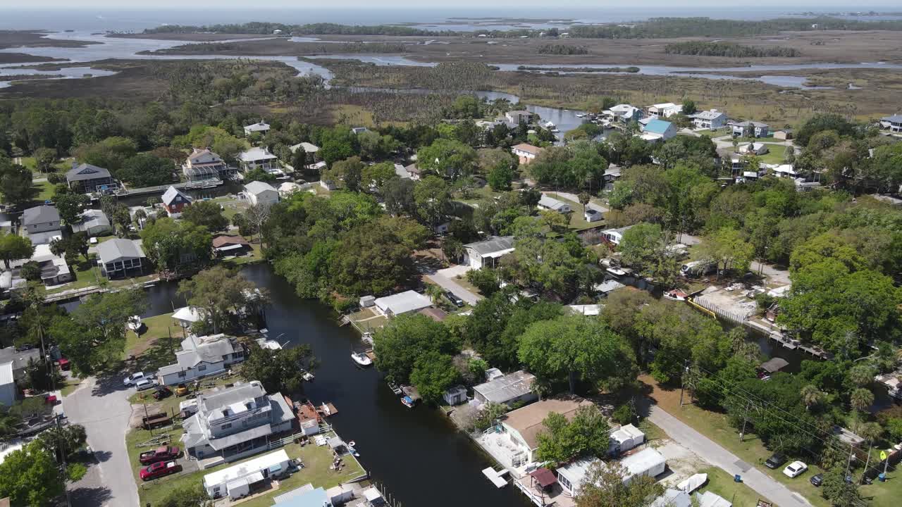Smukke floder ud i Den Mexicanske Golf fra et naturligt vidunderland ved Weeki Wachee, Florida