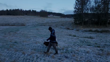 indre fosen, condado de trondelag, noruega - en noviembre, un hombre da un paseo con su perro por la granja - disparo de seguimiento