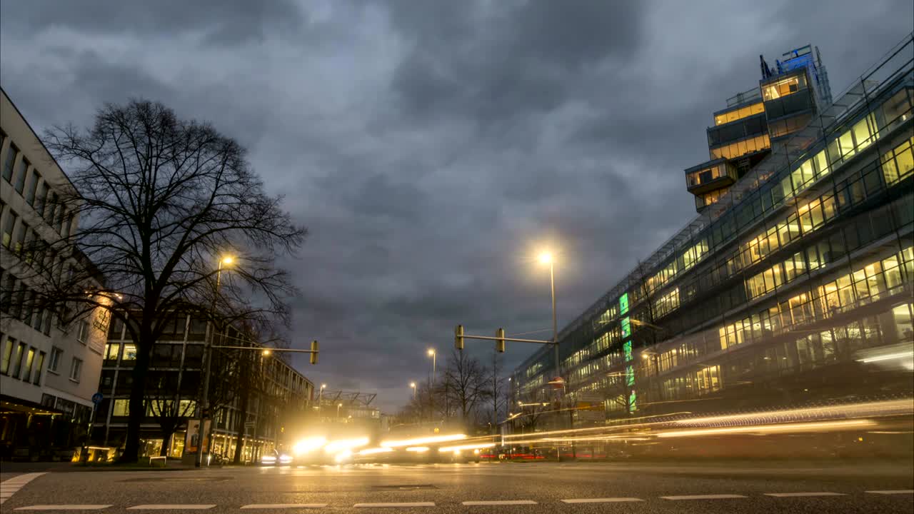 하노버의 중앙 거리에서 차량 교통이 심합니다.