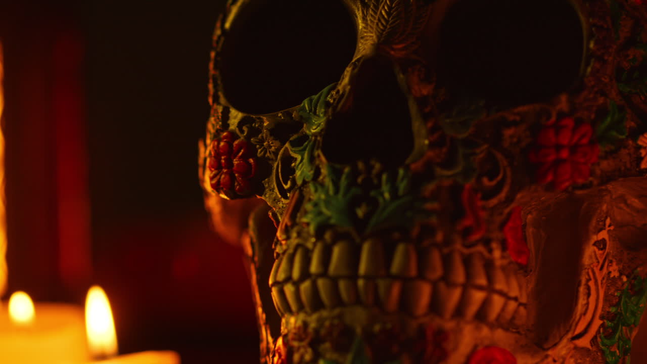 cerca de la naturaleza muerta de cráneos decorados iluminados por velas celebrando la fiesta mexicana de dia de muertos o día de los muertos 3