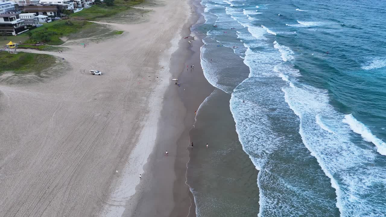 gente disfrutando de la playa y las olas del océano