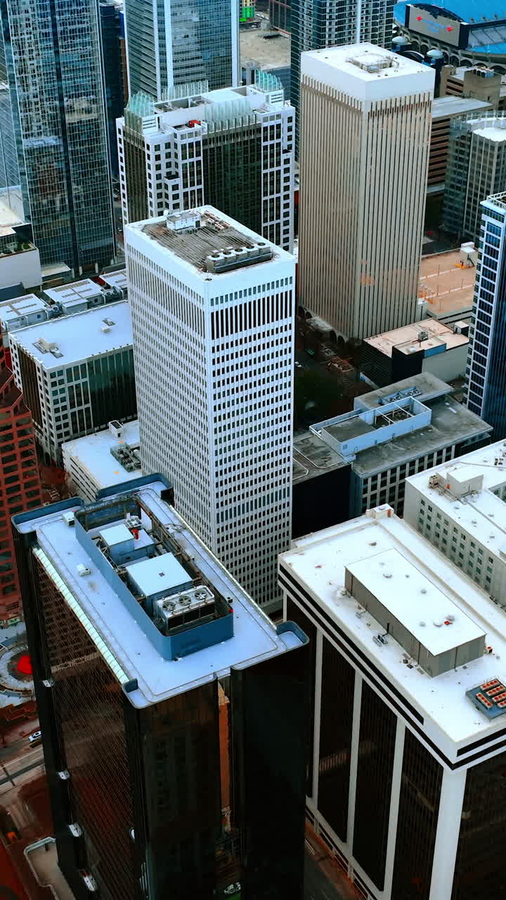 Variedade de arranha-céus no centro da cidade. Belos arranha-céus modernos de Charlotte, Carolina do Norte, EUA do alto. Vídeo vertical.
