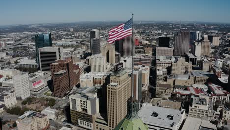 Amerikanische-Flagge-Weht-Auf-Dem-Tower-Life-Building-In-San-Antonio,-Texas