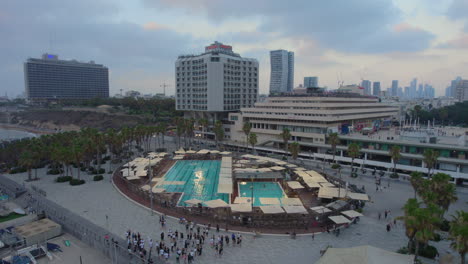 Empujar-La-Toma-De-La-Piscina-Gordon-Frente-Al-Puerto-Deportivo-De-Tel-Aviv-Al-Atardecer