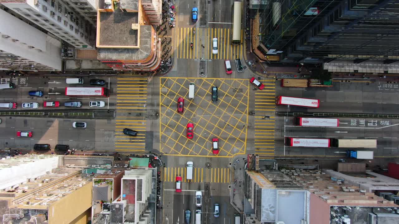 edificios del centro de hong kong, paso de peatones y tráfico, vista aérea a gran altura