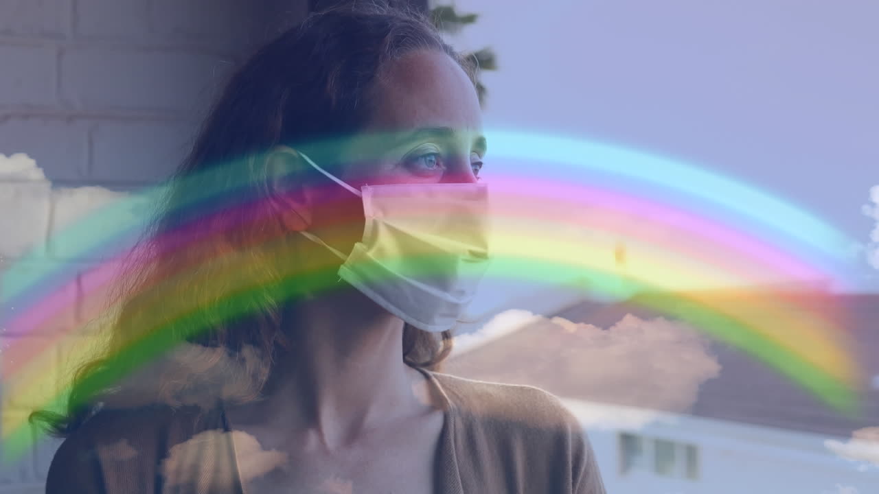 arco iris y cielo azul contra una mujer con una máscara facial