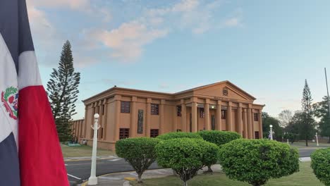 edificio del gobierno a la luz del día