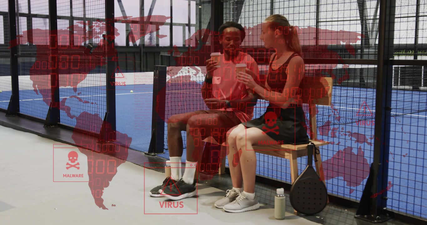 Padel kortunda telefonunda gezinen kadın, adam dinlenmek için kahve veya atıştırmalık getiriyor, keyifle yudumluyor