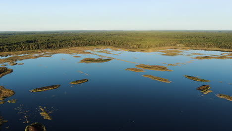lago cristalino con miles de pequeñas islas en lituania, vista aérea de drones