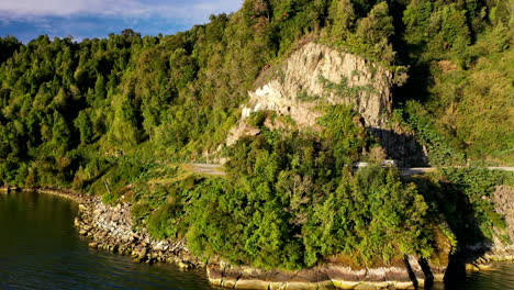 Dolly-Derecha-Expedición-Vida-Terrestre-Camiones-Estacionados-Verde-Playa-Carretera-Australe-Chile-Atardecer-Niños-Jugando