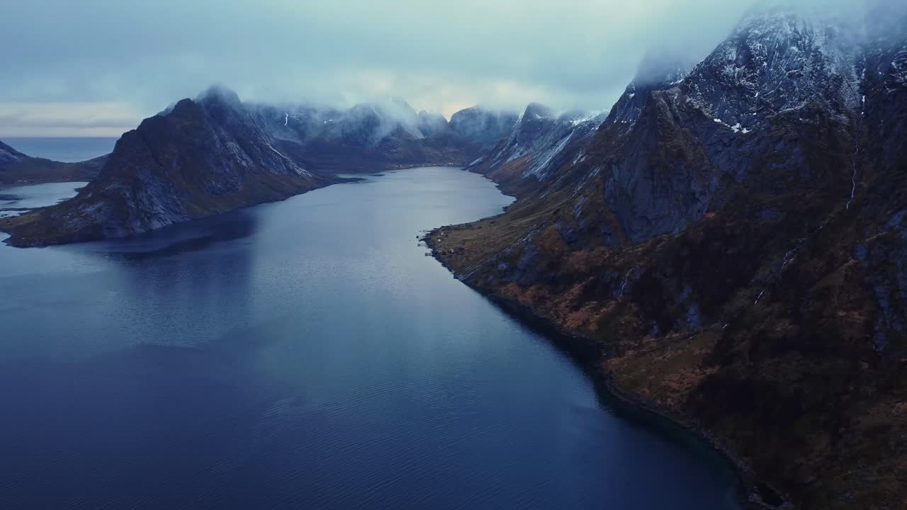 pintoresca vista de drones del pintoresco fiordo bajo un cielo sombrío