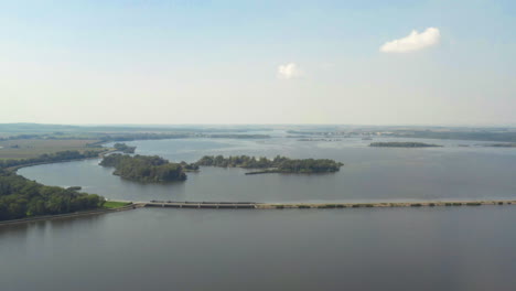 Dammbrücke-über-Den-Věstonice-Stausee-In-Südmähren,-Drohnenaufnahme