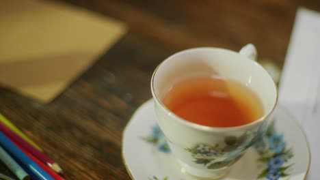 el azúcar se derrama mientras se añade a la taza de té