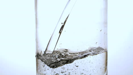 Wasser-In-Glas-Gießen,-Nahaufnahme