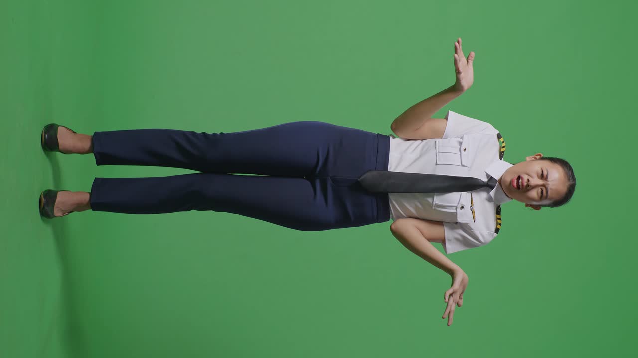 유니폼을 입은 여성 조종사가 실망을 표명하고 있습니다.