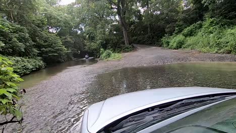 Coche-4x4-Cruzando-Un-Río-En-Costa-Rica