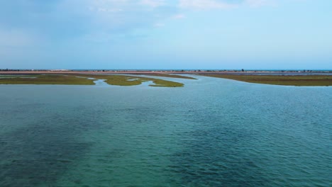 Eine-Luftaufnahme-Einer-Frau,-Die-Auf-Einem-Pferd-Durch-Das-Seichte-Wasser-Der-Lagune-Von-Djerba-In-Tunesien-Reitet