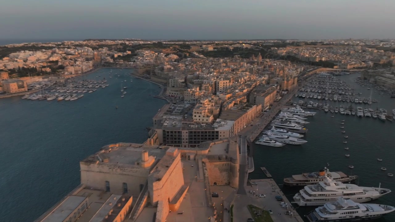 Storico Forte Sant'Angelo al Grand Harbour a Malta, La Valletta. Ripresa aerea con drone.