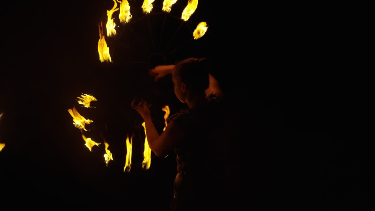 actuación de fuego poi por la noche