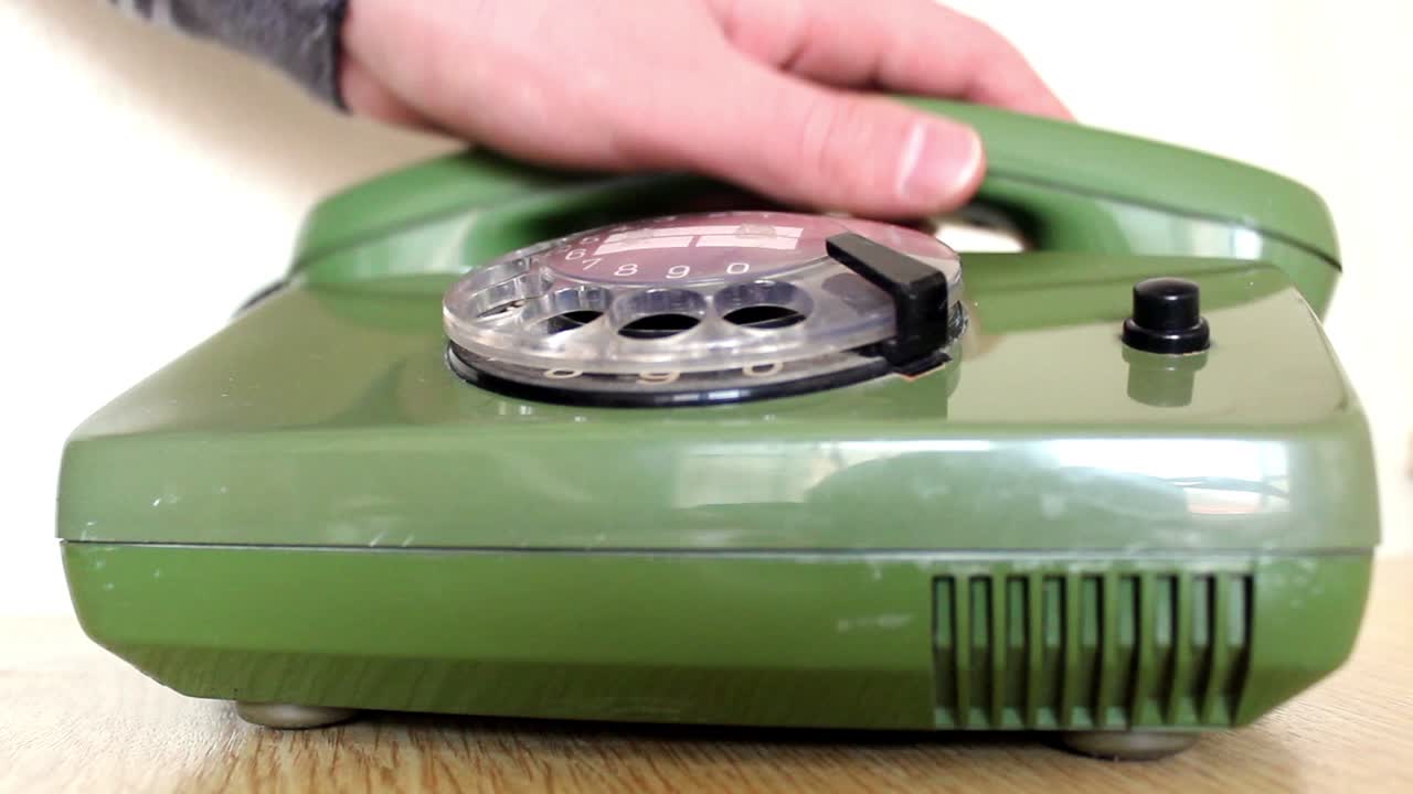 손으로 다이얼하는 오래된 고대 회전 전화기 1