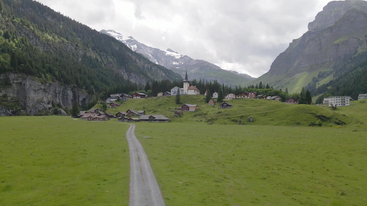 Veduta aerea del villaggio di Urnerboden, Uri, Svizzera.
