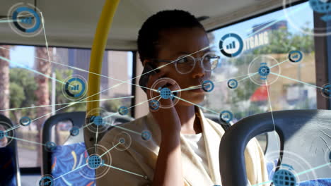 animación de la red de conexiones sobre mujer afroamericana usando teléfono inteligente en el autobús