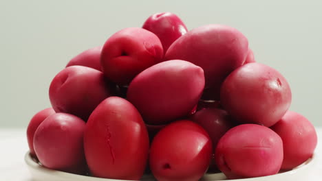 aceitunas verdes redondas en vinagre de grecia como fondo, vista de arriba. imágenes de alta calidad en 4k