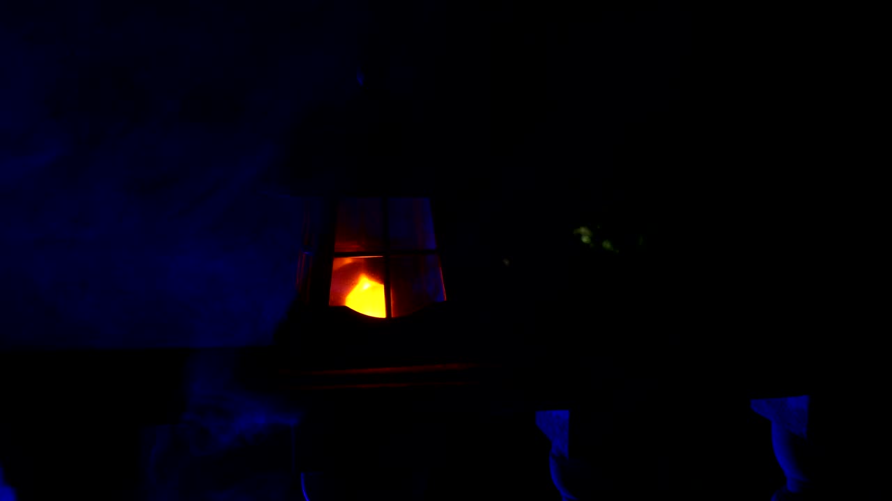 밤에는 레트로 스타일 랜턴, 정원에서 발코니에 아름다운 다채로운 조명 램프, 선택적 초점