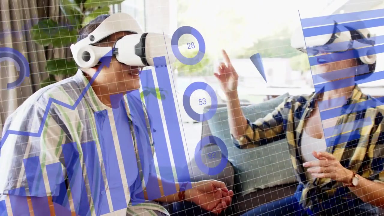 Coppia che posiziona un visore VR bianco sul divano, creando sovrapposizioni di dati blu e gesticolando mentre analizza dati aziendali