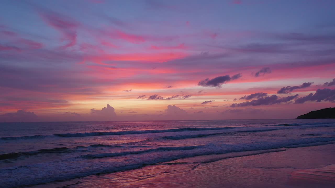vista aérea del reflejo de la dulce nube al atardecer en la playa.