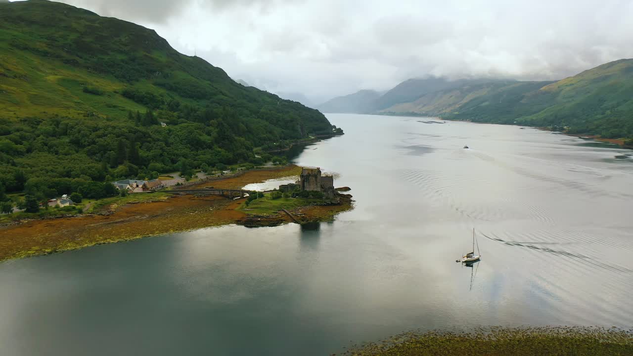 스코틀랜드 고원 에 있는 loch duich 과 eilean darn castle 위 에 있는 비행기