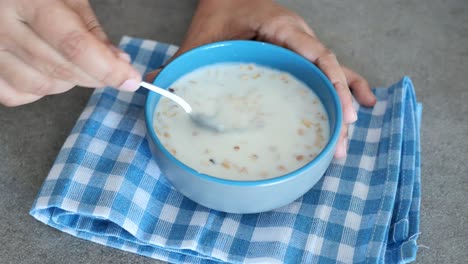 vertiendo leche en copos de maíz