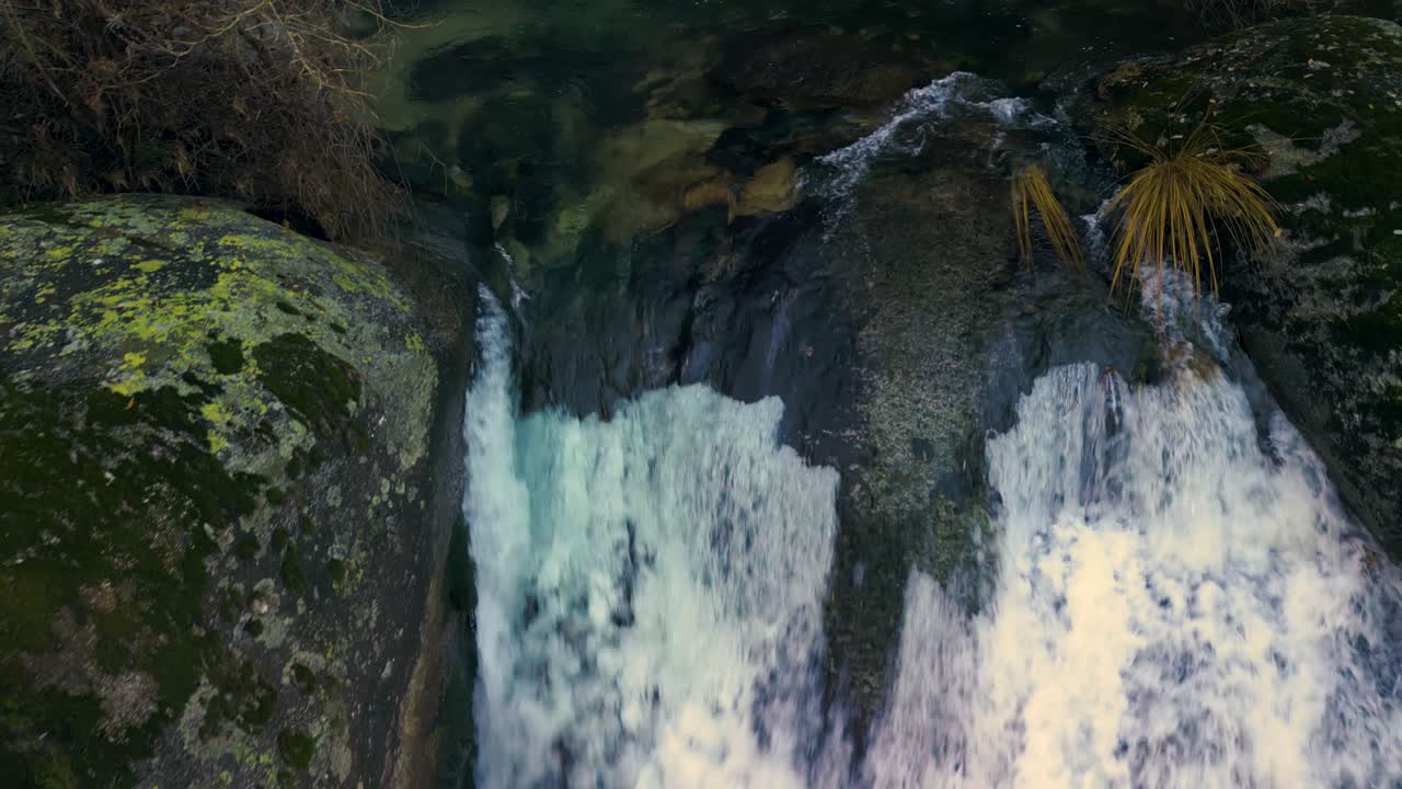 agua clara del río arcos que fluye a través de las cascadas en una noveira, una coruña, españa