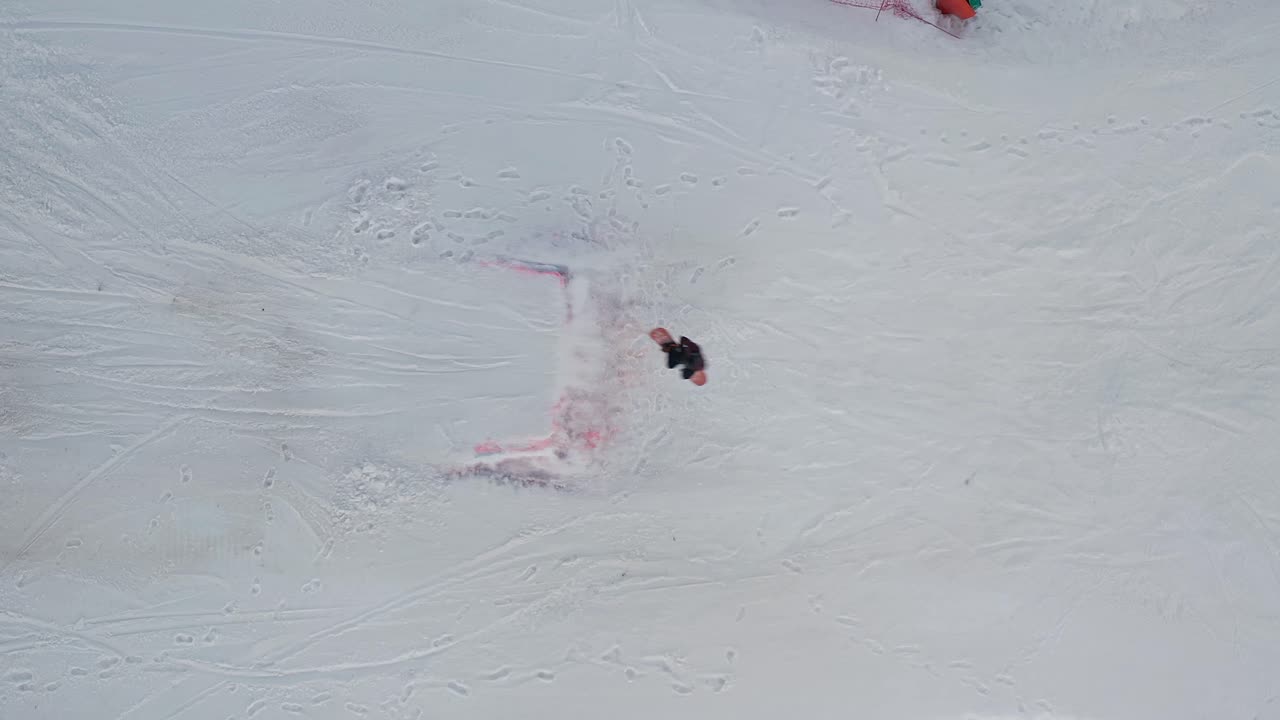 스노보더가 키커에 뛰어올라 넘어진다