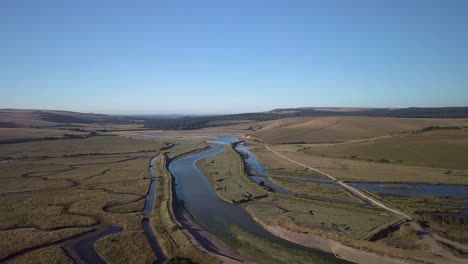 Pacífico-Relajante-Espacio-Abierto-Colinas-Exóticas-Corriente-Desigual-Del-Río-Eleva-Tu-Vibración-Eleva-Tu-Mente-En-La-Naturaleza-Cielo-Despejado-Caminata-Larga-Sendero-Público-Paraíso-Escondido-Junto-Al-Mar-Cámara-Lenta