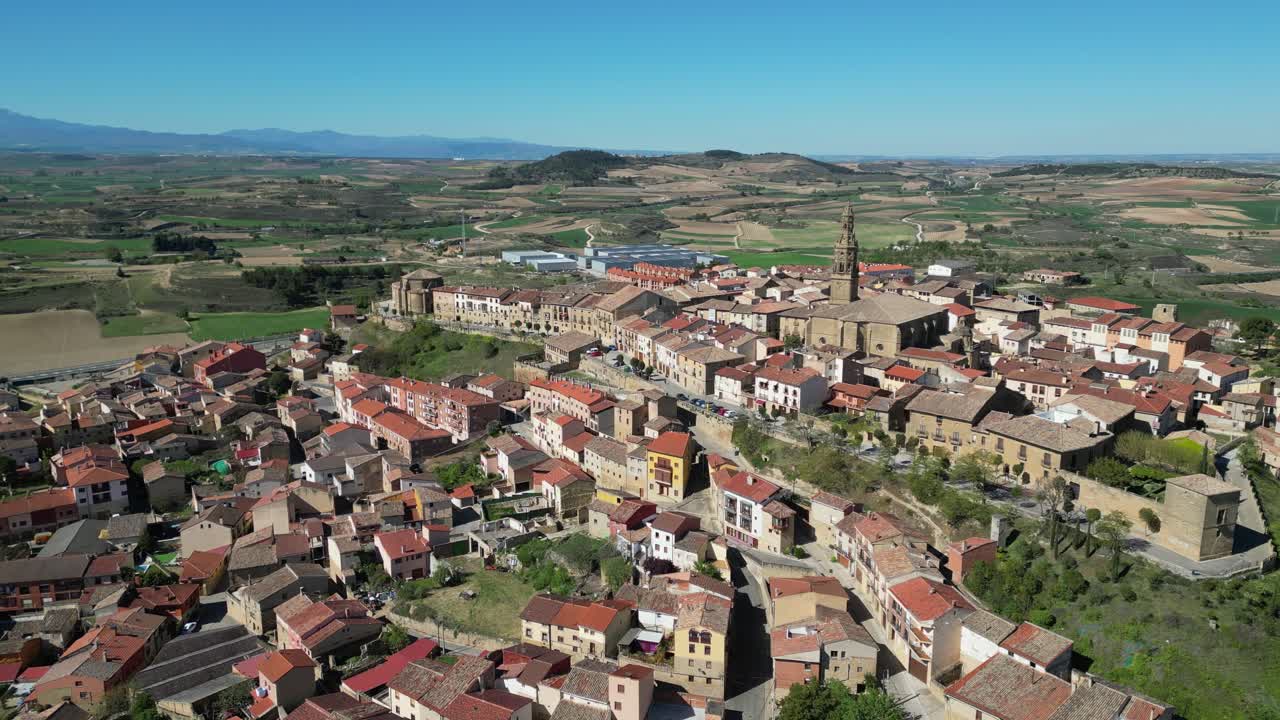 hermoso pueblo de briones en la rioja, norte de españa - 4k aéreo