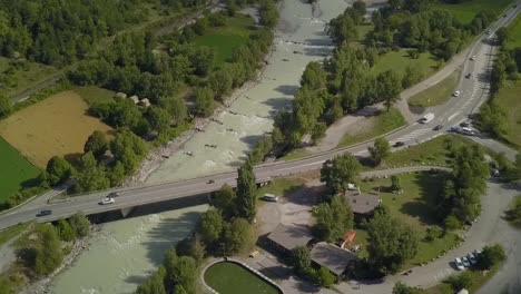 Drohnenaufnahme-Des-Flusses-In-Chateroux-Des-Alpes