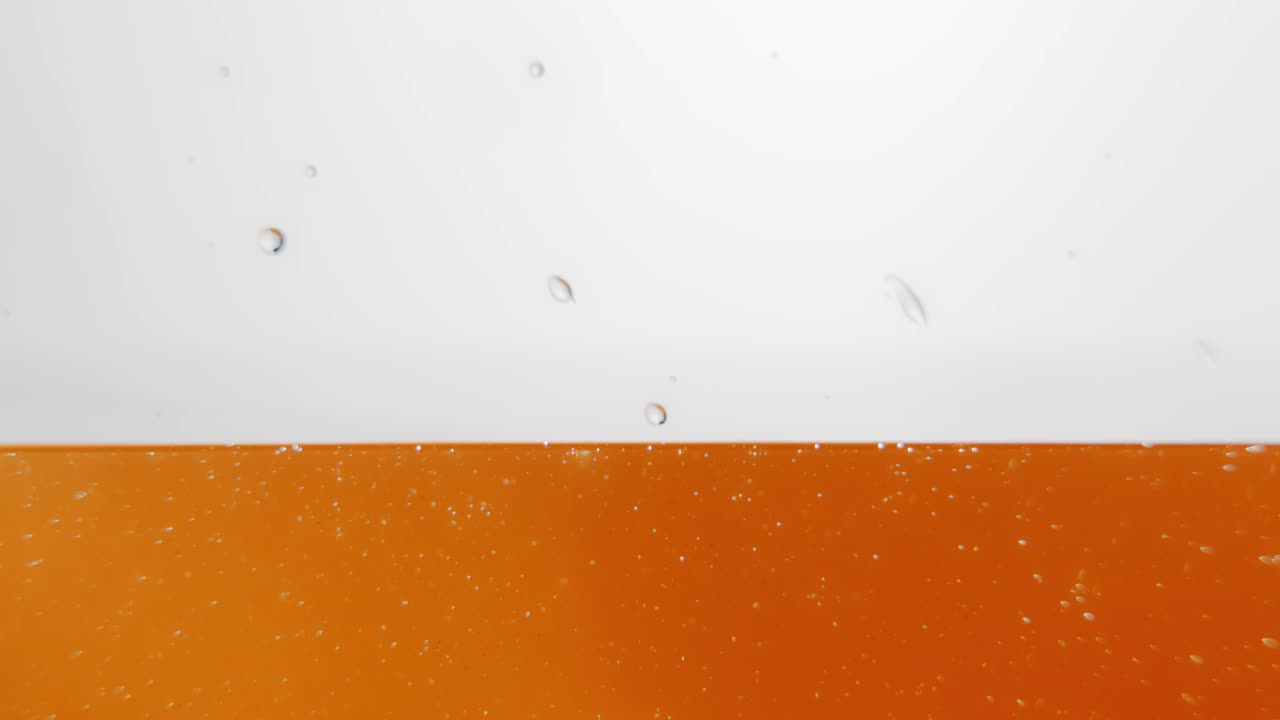 전체 프레임을 덮고 있는 기름으로 유리를 채우는 타임랩스 닫기