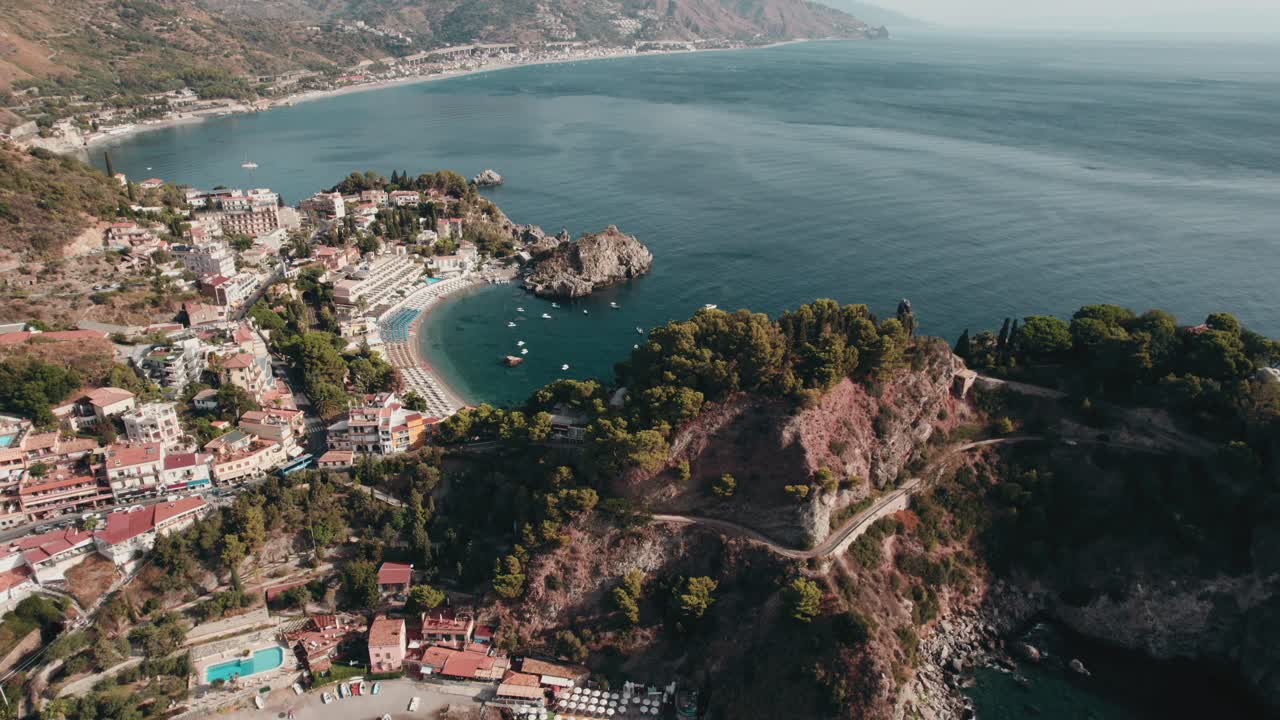 vista aérea de isola bella, taormina en sicilia, italia