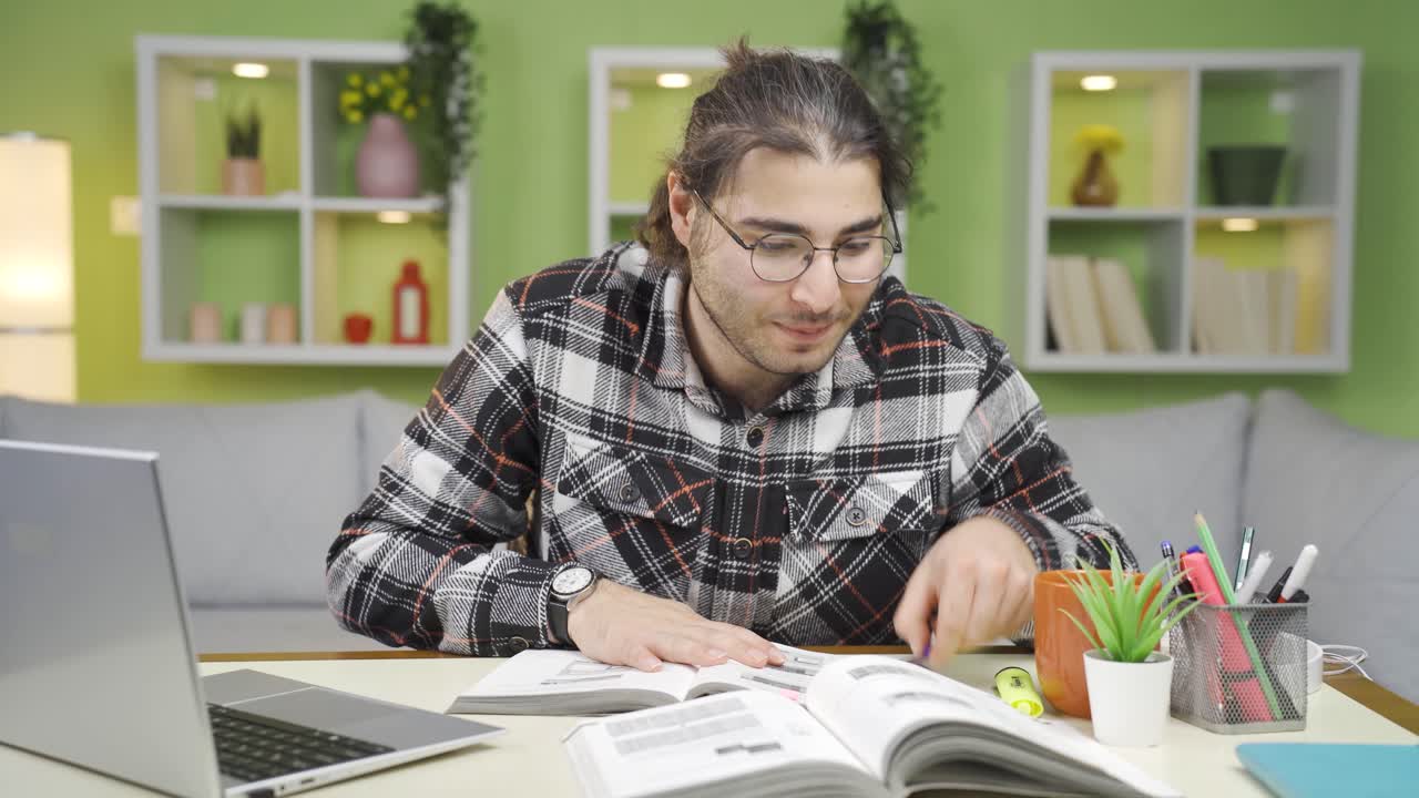 estudiante de la universidad emocionado.